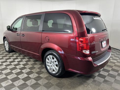 Used 2020 Dodge Grand Caravan SE w/ UConnect Hands-Free Group FWD image 3