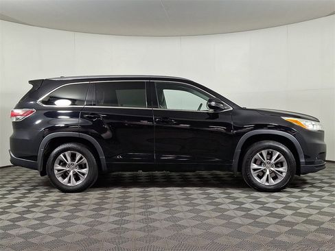 Used 2014 Toyota Highlander XLE image 10