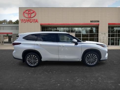 Certified 2025 Toyota Highlander Limited AWD/4WD image 4