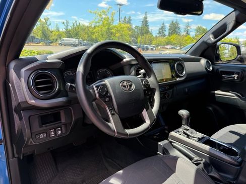 Used 2017 Toyota Tacoma TRD Off-Road AWD/4WD image 13