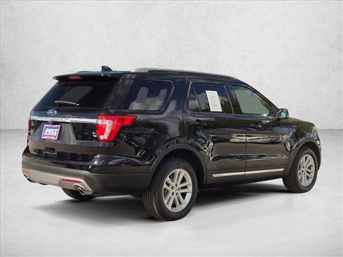 Used 2017 Ford Explorer XLT image 5