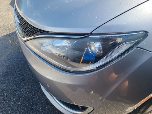 Used 2019 Chrysler Pacifica Touring-L Plus w/ Advanced Safetytec Group FWD image 5