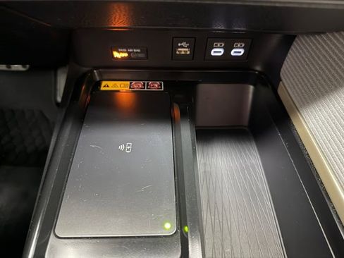 Used 2025 Toyota Camry SE w/ Convenience Package image 19