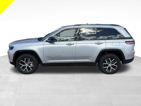 Used 2024 Jeep Grand Cherokee Limited AWD/4WD image 2