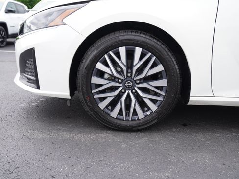 Used 2025 Nissan Altima 2.5 SV FWD image 14