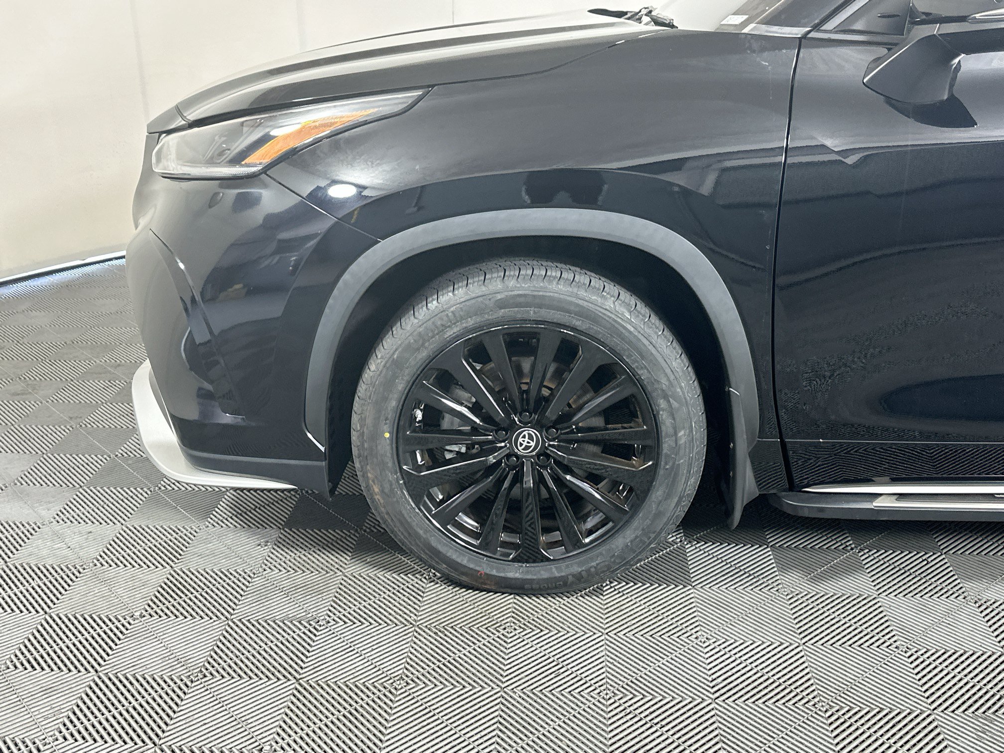 Used 2024 Toyota Highlander XSE FWD image 11