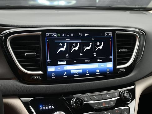 Used 2023 Chrysler Pacifica Touring-L FWD image 16