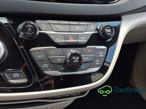Used 2023 Chrysler Pacifica Touring-L FWD image 17