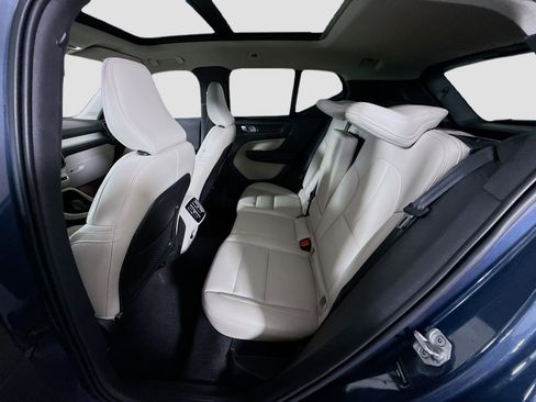 Used 2021 Volvo XC40 T5 Momentum w/ Premium Package image 25