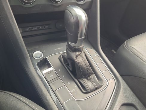 Used 2019 Volkswagen Tiguan SE image 17