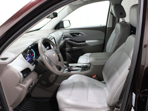 Used 2020 Chevrolet Traverse LT w/ LT Premium Package AWD/4WD image 3