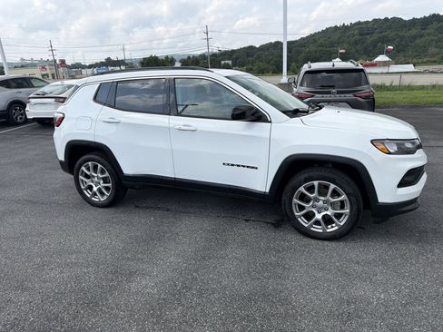 Used 2022 Jeep Compass Latitude w/ Sun and Sound Group AWD/4WD image 2