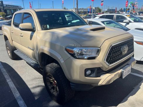 Used 2018 Toyota Tacoma TRD Sport w/ TRD Premium Sport Package RWD image 2