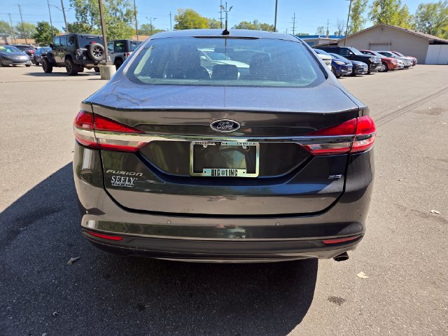 Used 2017 Ford Fusion SE w/ Fusion SE Technology Package FWD image 5