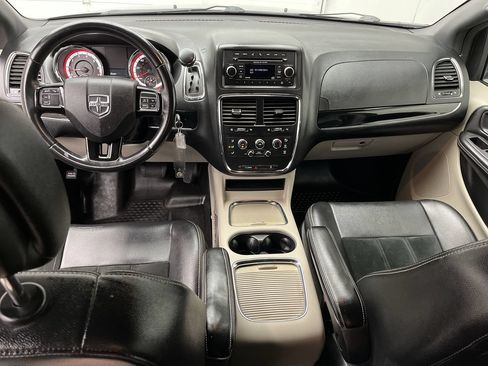 Used 2017 Dodge Grand Caravan SXT FWD image 4