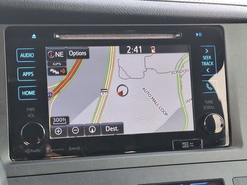 Used 2017 Toyota Sienna SE Premium image 21