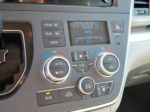 Used 2020 Toyota Sienna L image 17