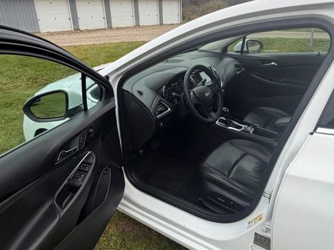 Used 2018 Chevrolet Cruze Premier image 11