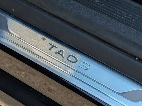Used 2025 Volkswagen Taos SE w/ Panoramic Sunroof Package AWD/4WD image 39