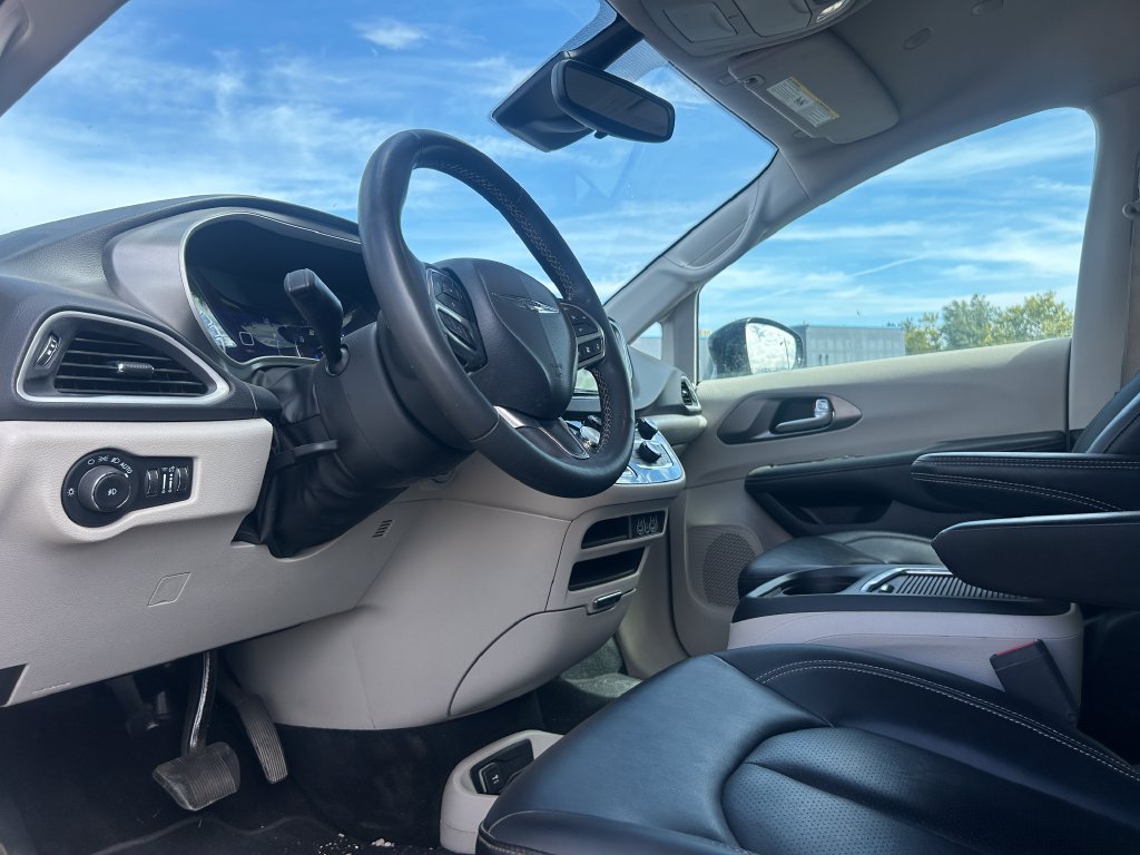 Used 2024 Chrysler Pacifica Touring-L FWD image 23