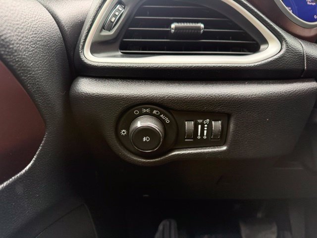 Used 2020 Chrysler Pacifica Touring-L FWD image 25
