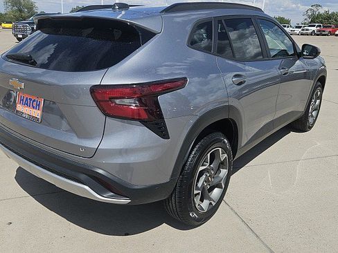 Used 2025 Chevrolet Trax LT FWD image 5