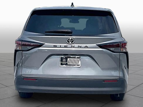 Used 2026 Toyota Sienna LE FWD image 5
