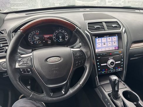 Used 2019 Ford Explorer Platinum image 25
