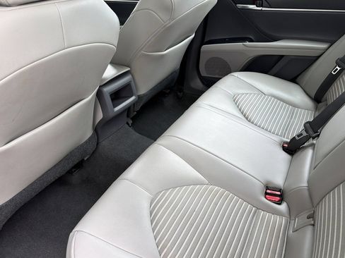 Used 2020 Toyota Camry SE w/ Sunroof Package FWD image 13