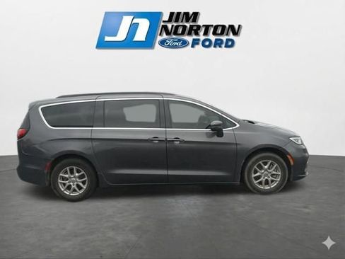 Used 2022 Chrysler Pacifica Touring-L image 12
