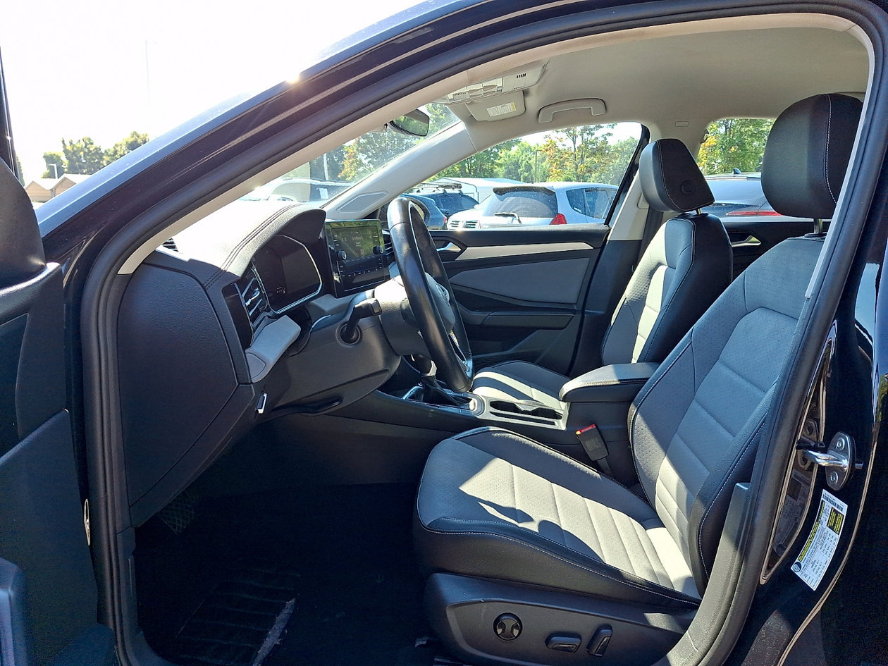 Used 2025 Volkswagen Jetta SE FWD image 13