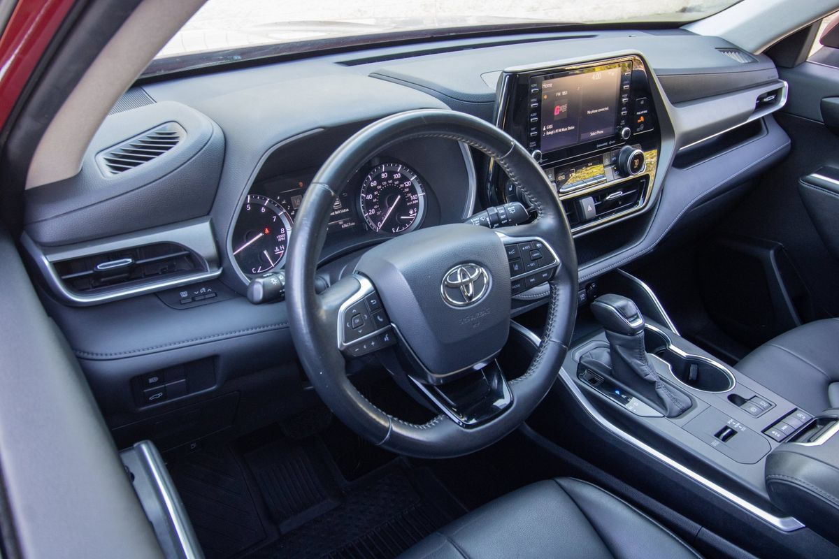 Used 2020 Toyota Highlander XLE FWD image 13