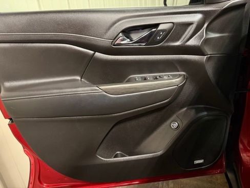 Used 2023 GMC Acadia SLT w/ Elevation Edition image 12