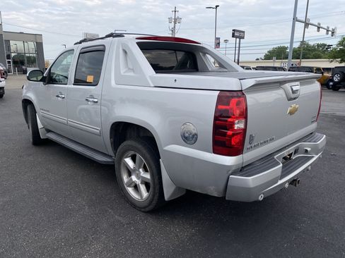 Used 2011 Chevrolet Avalanche LS w/ Regional Value Package AWD/4WD image 4