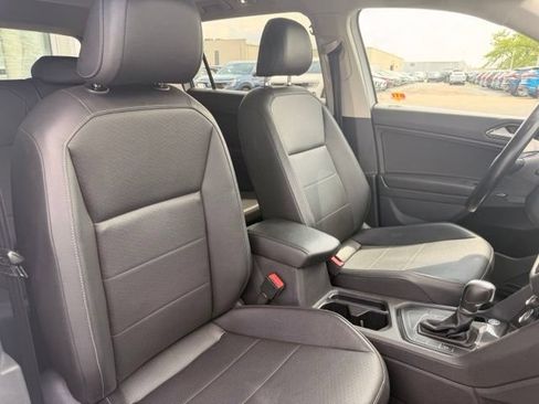 Used 2018 Volkswagen Tiguan SE w/ Panoramic Sunroof Package FWD image 16
