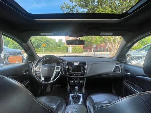 Used 2011 Chrysler 200 Limited image 24