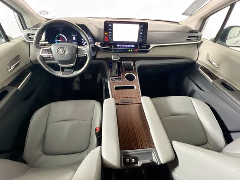 Used 2024 Toyota Sienna XLE FWD image 30