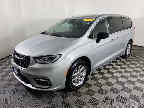 Used 2024 Chrysler Pacifica Touring-L image 10