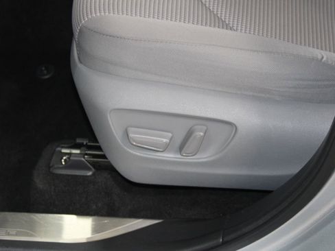 Used 2023 Toyota Highlander LE image 19