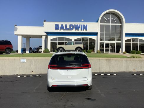 Used 2023 Chrysler Pacifica Limited image 6