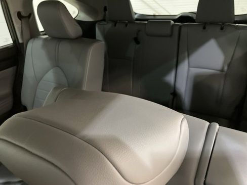 Used 2020 Toyota Highlander XLE image 23