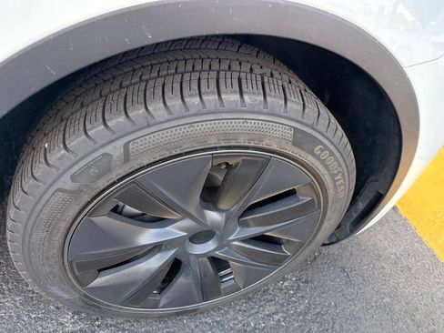 Used 2024 Tesla Model Y Long Range RWD image 8