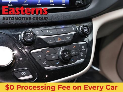 Used 2023 Chrysler Pacifica Touring-L FWD image 20