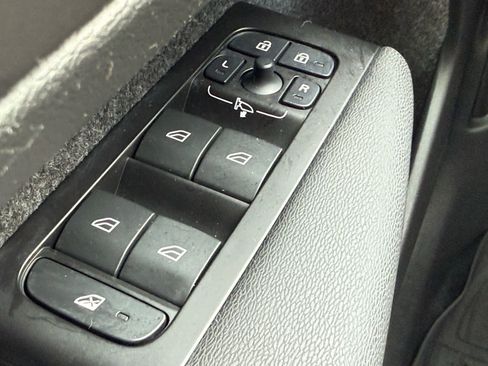 Used 2022 Volvo XC40 T5 R-Design w/ Advanced Package image 24