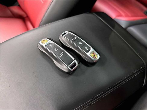 Used 2025 Porsche Cayenne GTS AWD/4WD image 38