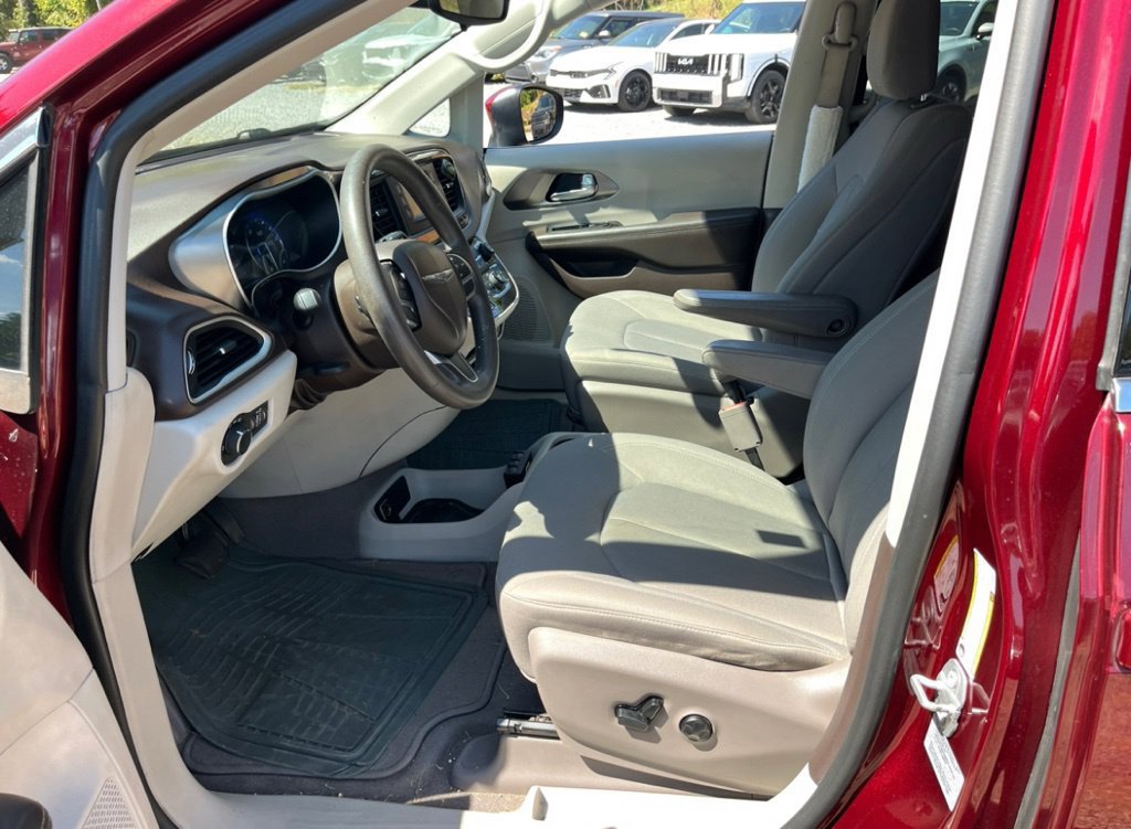Used 2017 Chrysler Pacifica LX FWD image 2