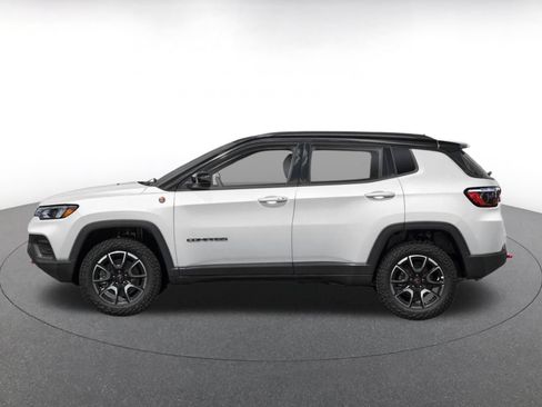 Used 2025 Jeep Compass Trailhawk AWD/4WD image 3