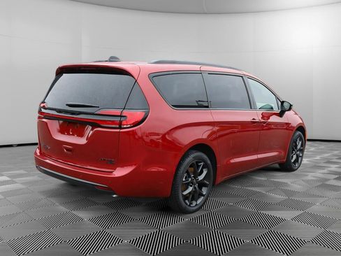 New 2027 Chrysler Pacifica Limited AWD/4WD image 6