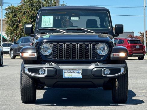 Certified 2025 Jeep Gladiator Sport AWD/4WD image 9