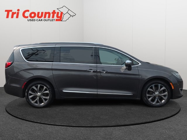 Used 2017 Chrysler Pacifica Limited w/ Advanced Safetytec Group FWD image 9